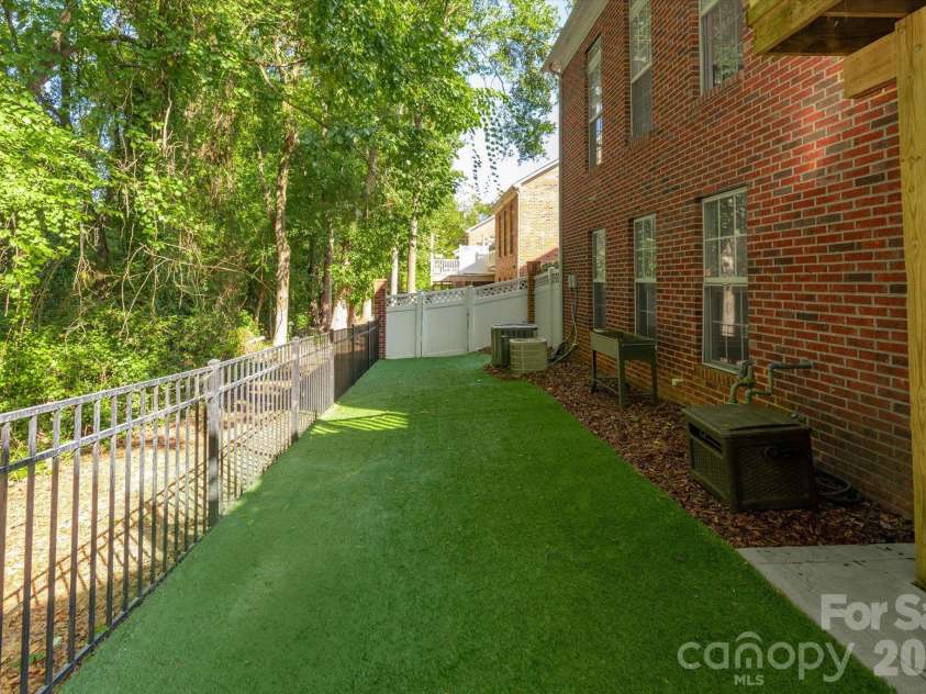 10304 Berkeley Pond Drive, Charlotte, NC 28277.  MLS# CAR4426622, YatesRealty ID 54611. 