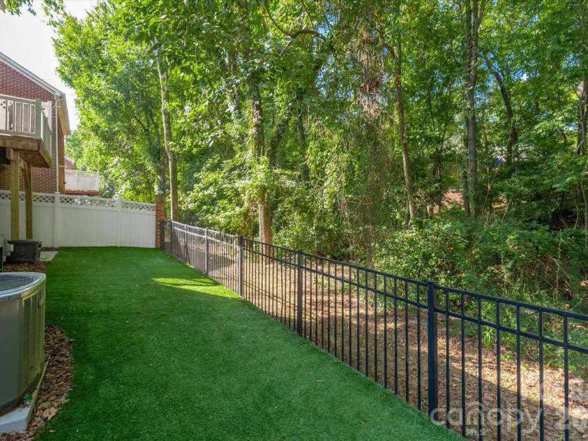10304 Berkeley Pond Drive, Charlotte, NC 28277.  MLS# CAR4426622, YatesRealty ID 54611. 