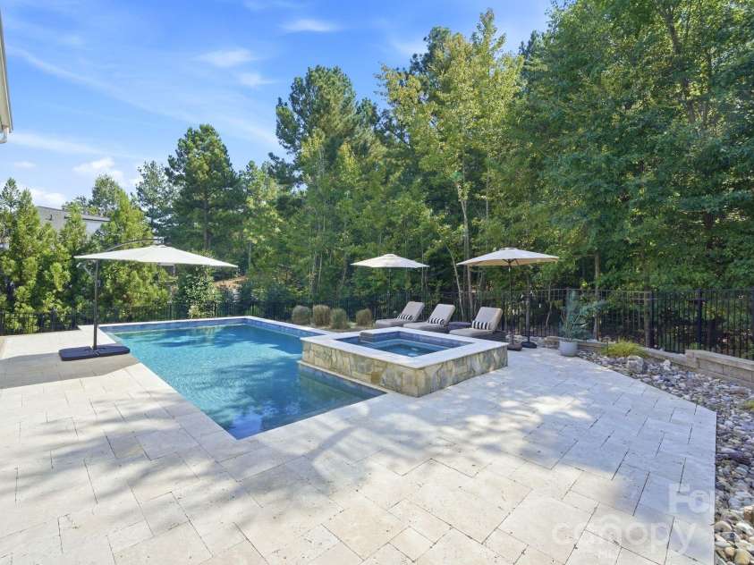 612 Highland Ridge Point, Clover, SC 29710.  MLS# CAR4424384, YatesRealty ID 54612. Gorgeous travertine tile