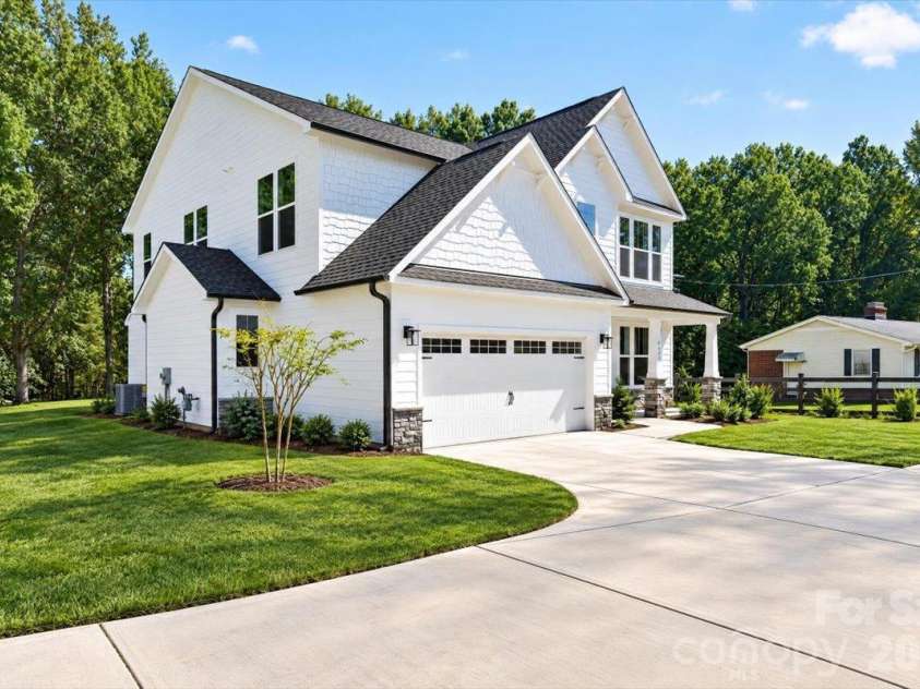 4927 Potter Road, Matthews, NC 28104.  MLS# CAR4430466, YatesRealty ID 54614. 
