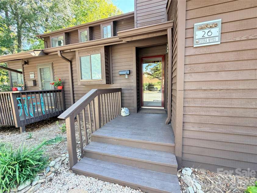 26 11th Avenue, Hickory, NC 28601.  MLS# CAR4431120, YatesRealty ID 54620. 