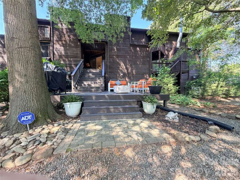 26 11th Avenue, Hickory, NC 28601.  MLS# CAR4431120, YatesRealty ID 54620. 