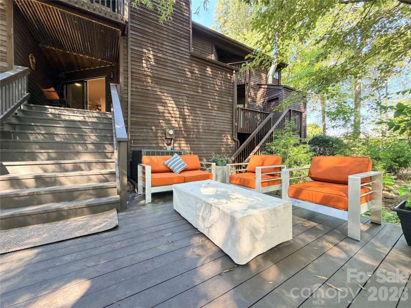 26 11th Avenue, Hickory, NC 28601.  MLS# CAR4431120, YatesRealty ID 54620. 