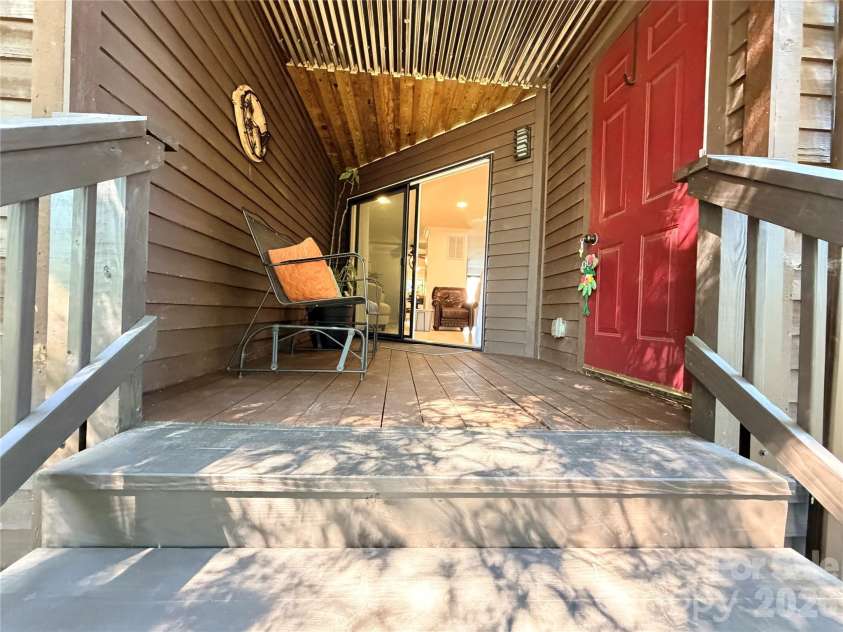 26 11th Avenue, Hickory, NC 28601.  MLS# CAR4431120, YatesRealty ID 54620. 