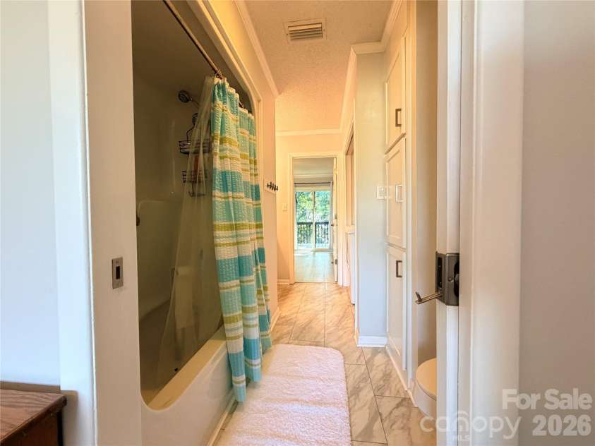 26 11th Avenue, Hickory, NC 28601.  MLS# CAR4431120, YatesRealty ID 54620. 