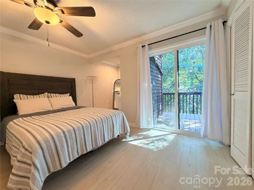 26 11th Avenue, Hickory, NC 28601.  MLS# CAR4431120, YatesRealty ID 54620. 