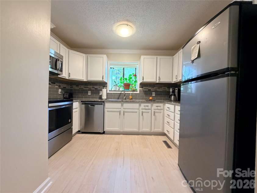 26 11th Avenue, Hickory, NC 28601.  MLS# CAR4431120, YatesRealty ID 54620. 