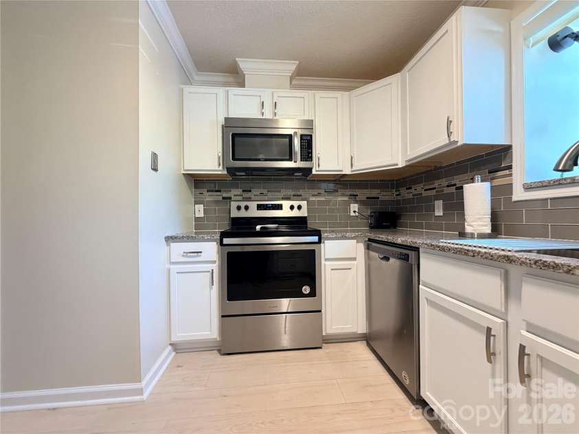 26 11th Avenue, Hickory, NC 28601.  MLS# CAR4431120, YatesRealty ID 54620. 
