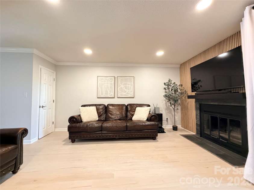 26 11th Avenue, Hickory, NC 28601.  MLS# CAR4431120, YatesRealty ID 54620. 