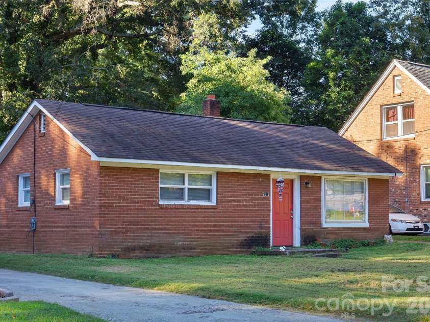 2019 St Mark Street, Charlotte, NC 28216.  MLS# CAR4422684, YatesRealty ID 54622. 