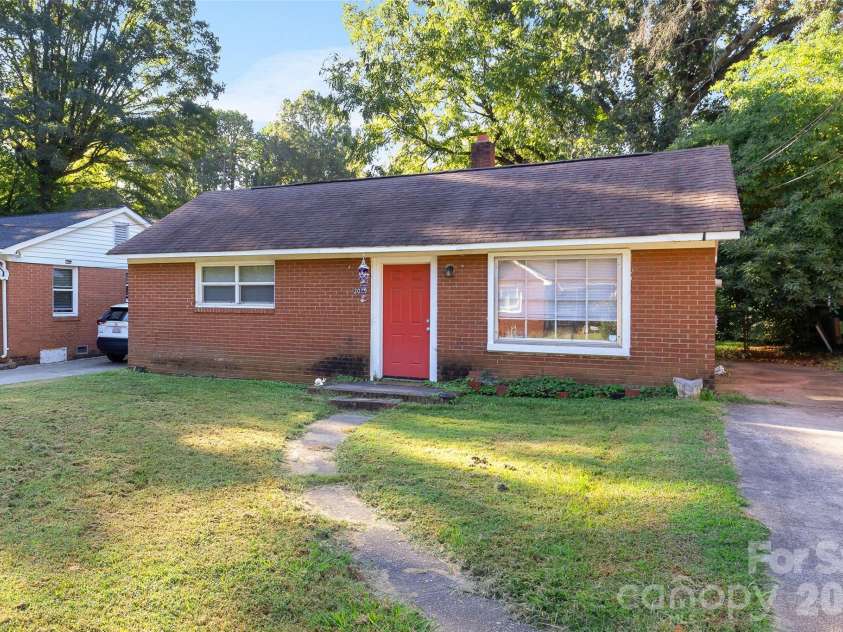 2019 St Mark Street, Charlotte, NC 28216.  MLS# CAR4422684, YatesRealty ID 54622. 