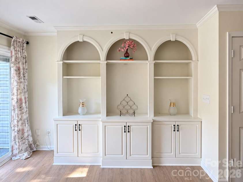3858 Mosscroft Lane, Charlotte, NC 28215.  MLS# CAR4426479, YatesRealty ID 54623. Distinctive arched built-ins offer space to display favorite pieces and keep everyday essentials tucked away.
