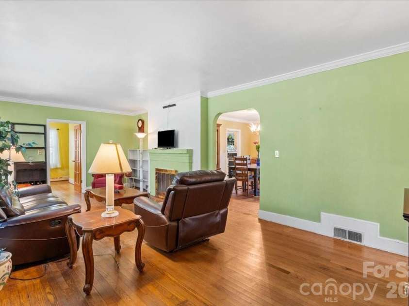 1720 Flynwood Drive, Charlotte, NC 28205.  MLS# CAR4429718, YatesRealty ID 54625. 