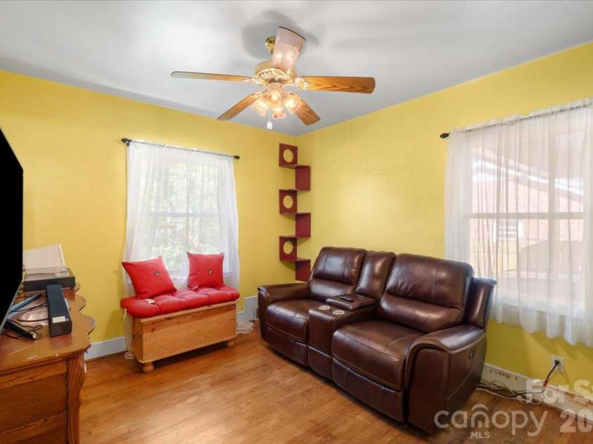 1720 Flynwood Drive, Charlotte, NC 28205.  MLS# CAR4429718, YatesRealty ID 54625. 