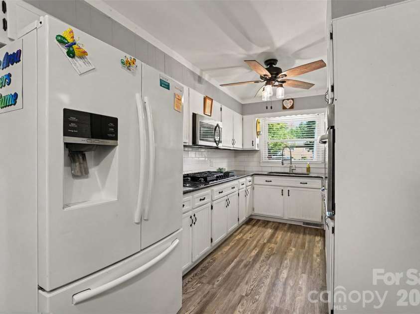 211 21st Street, Kannapolis, NC 28081.  MLS# CAR4430291, YatesRealty ID 54629. Galley kitchen