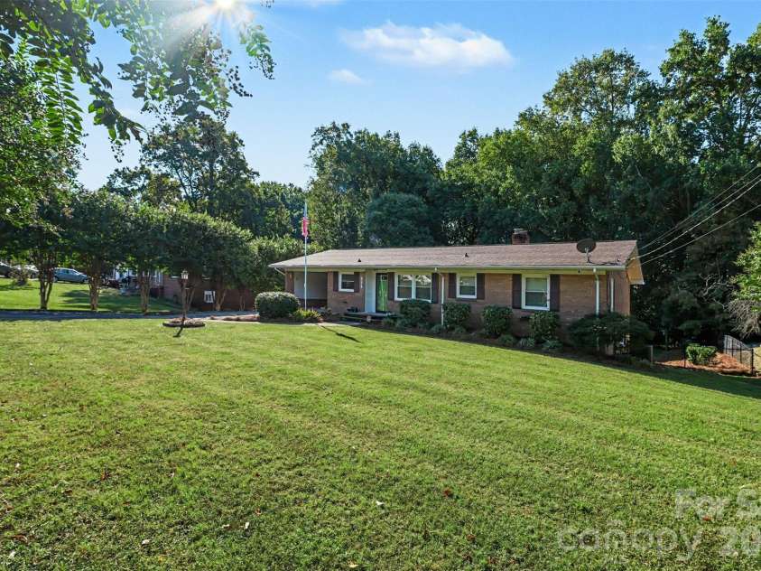 211 21st Street, Kannapolis, NC 28081.  MLS# CAR4430291, YatesRealty ID 54629. Large front yard