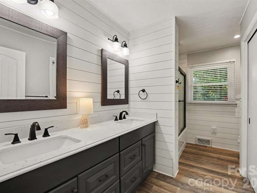 211 21st Street, Kannapolis, NC 28081.  MLS# CAR4430291, YatesRealty ID 54629. Main bathroom on primary level