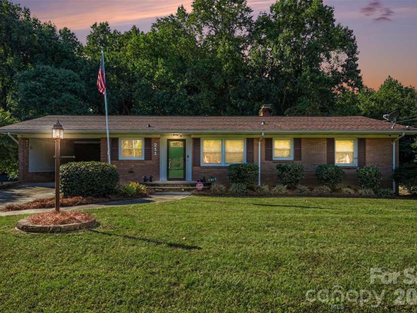 211 21st Street, Kannapolis, NC 28081.  MLS# CAR4430291, YatesRealty ID 54629. Super Cute, well maintained brick home