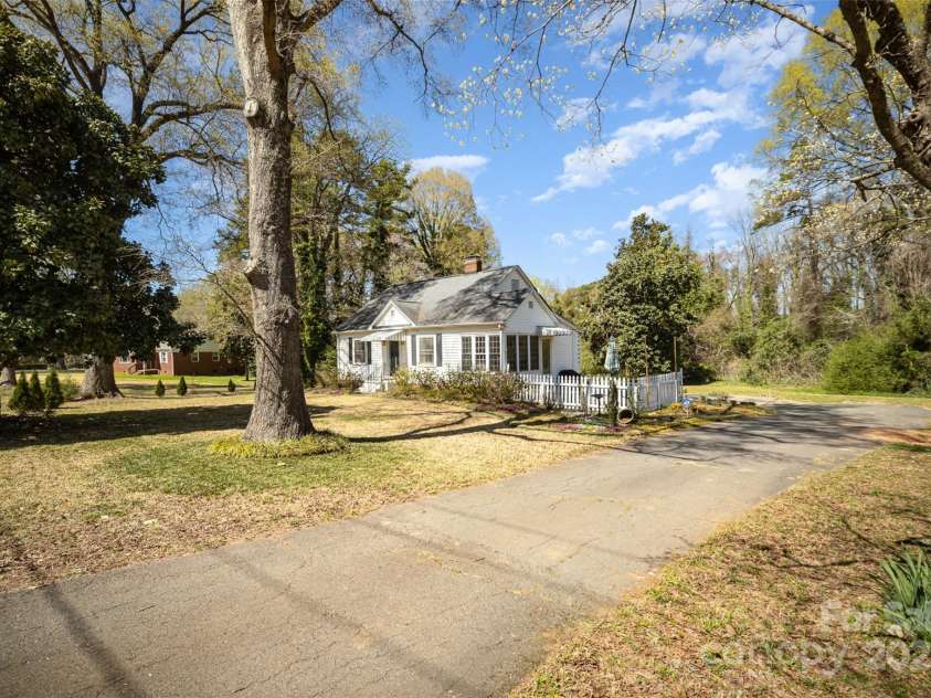 7122 Tuckaseegee Road, Charlotte, NC 28214.  MLS# CAR4231800, YatesRealty ID 5463. 