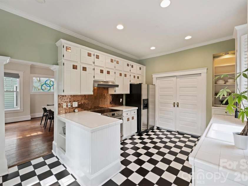 712 Sunnyside Avenue, Charlotte, NC 28204.  MLS# CAR4430348, YatesRealty ID 54632. 