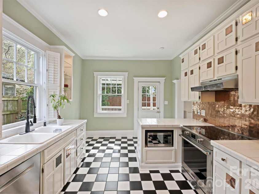 712 Sunnyside Avenue, Charlotte, NC 28204.  MLS# CAR4430348, YatesRealty ID 54632. 