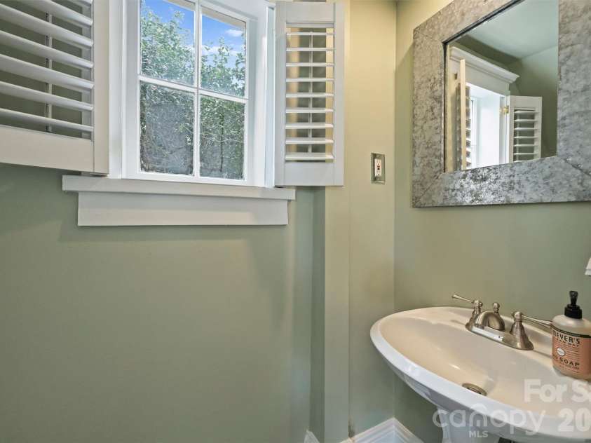 712 Sunnyside Avenue, Charlotte, NC 28204.  MLS# CAR4430348, YatesRealty ID 54632. 