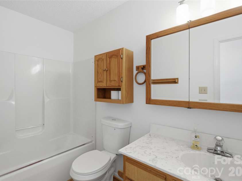 217 23rd Street, Hickory, NC 28601.  MLS# CAR4430349, YatesRealty ID 54634. 2nd Bathroom