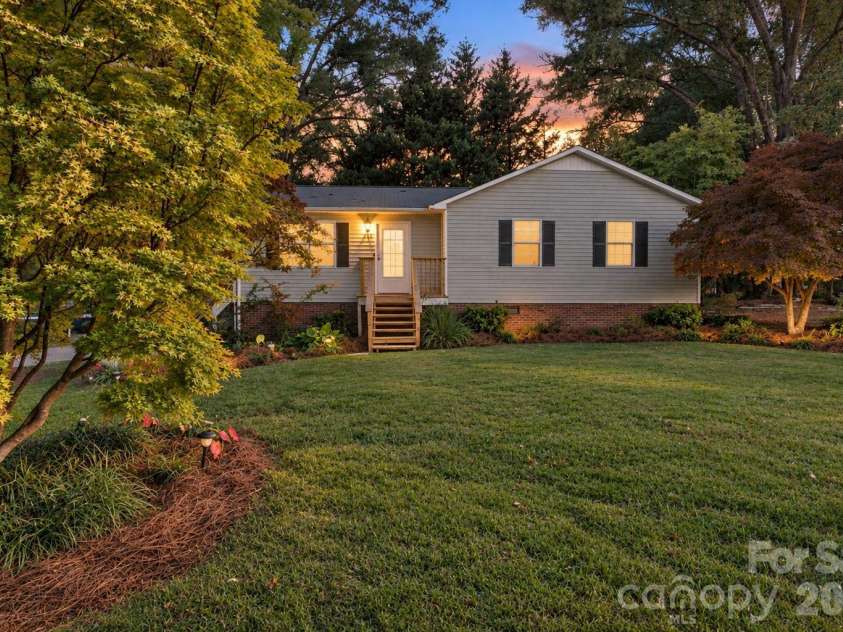 217 23rd Street, Hickory, NC 28601.  MLS# CAR4430349, YatesRealty ID 54634. Front