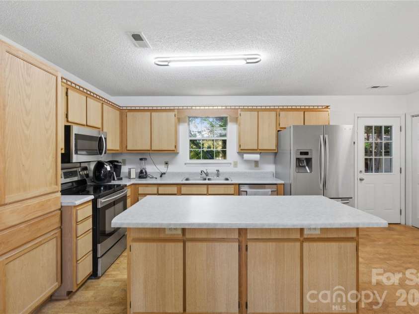 217 23rd Street, Hickory, NC 28601.  MLS# CAR4430349, YatesRealty ID 54634. Kitchen with Breakfast Bar