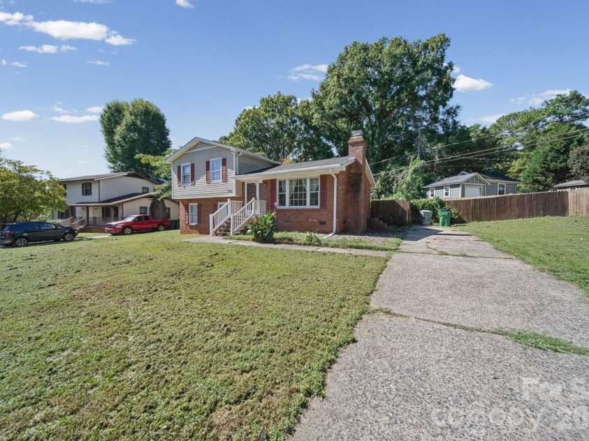 3323 Wiseman Drive, Charlotte, NC 28227.  MLS# CAR4428962, YatesRealty ID 54639. 