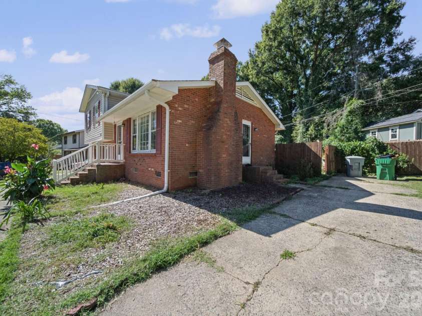 3323 Wiseman Drive, Charlotte, NC 28227.  MLS# CAR4428962, YatesRealty ID 54639. 