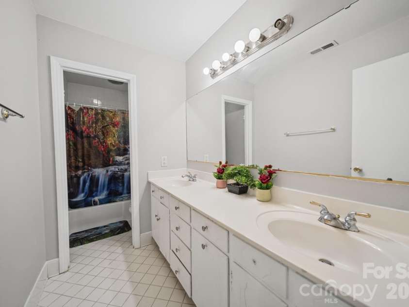 3323 Wiseman Drive, Charlotte, NC 28227.  MLS# CAR4428962, YatesRealty ID 54639. Bath room1