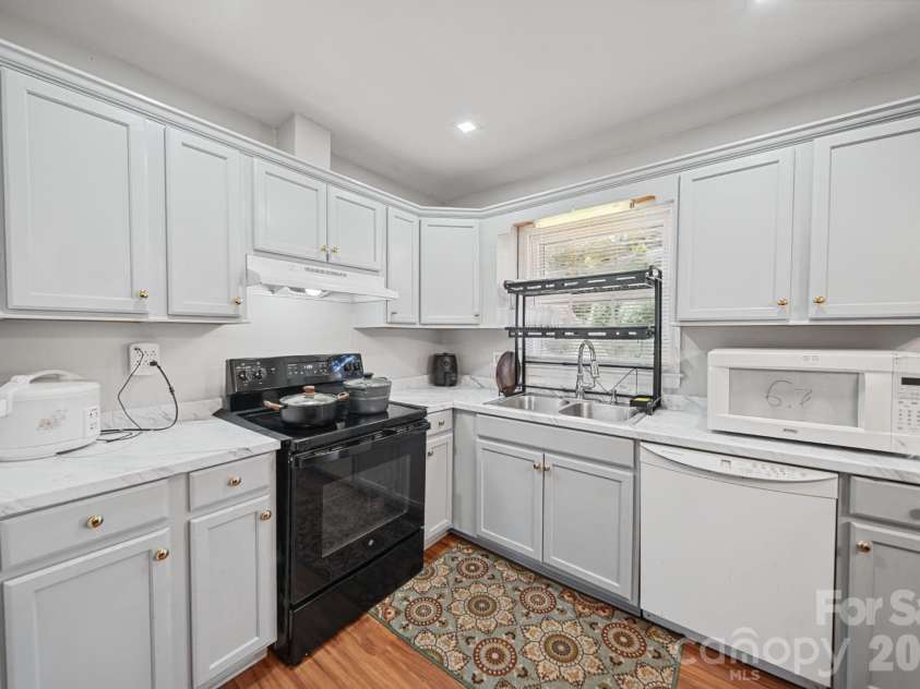 3323 Wiseman Drive, Charlotte, NC 28227.  MLS# CAR4428962, YatesRealty ID 54639. Kitchen