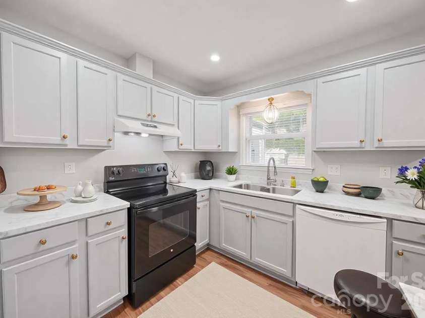 3323 Wiseman Drive, Charlotte, NC 28227.  MLS# CAR4428962, YatesRealty ID 54639. Kitchen virtual staging only