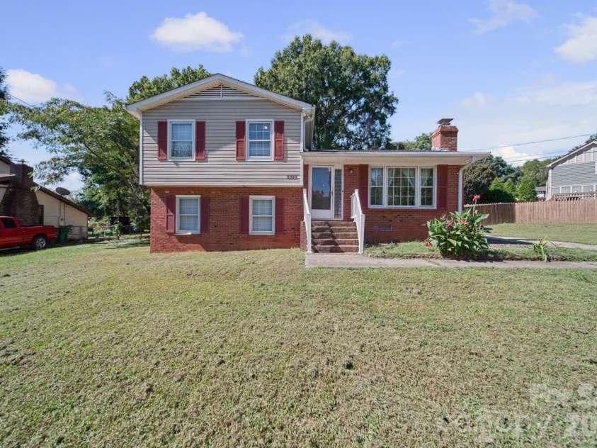3323 Wiseman Drive, Charlotte, NC 28227.  MLS# CAR4428962, YatesRealty ID 54639. Welcome home