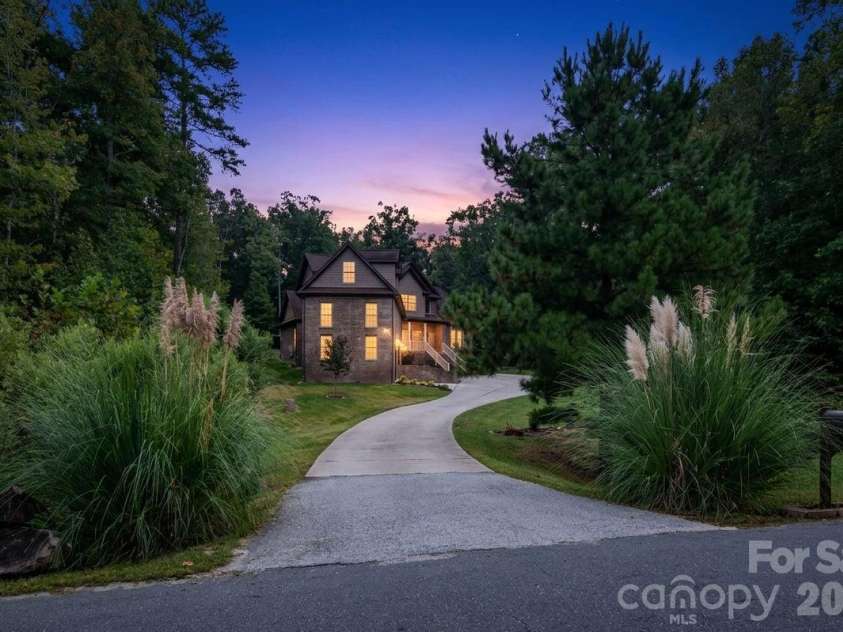 330 Woodland Glen Road, Clover, SC 29710.  MLS# CAR4429203, YatesRealty ID 54642. 