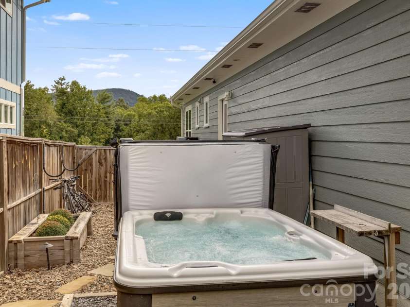 63 Wilmington Road, Asheville, NC 28803.  MLS# CAR4429153, YatesRealty ID 54643. 