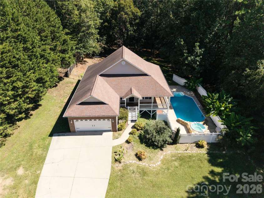6391 Cathedral Drive, Hickory, NC 28601.  MLS# CAR4429217, YatesRealty ID 54645. 