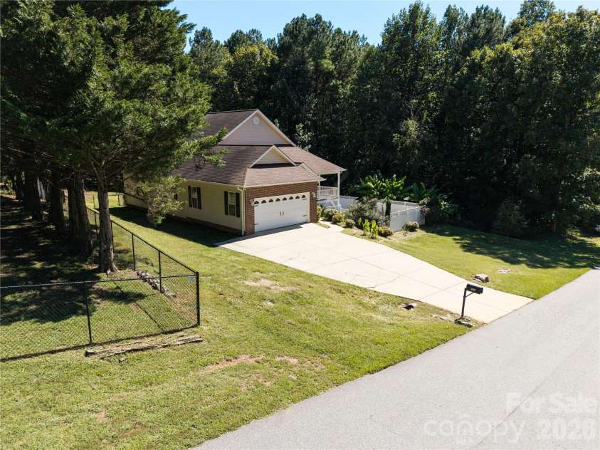 6391 Cathedral Drive, Hickory, NC 28601.  MLS# CAR4429217, YatesRealty ID 54645. 