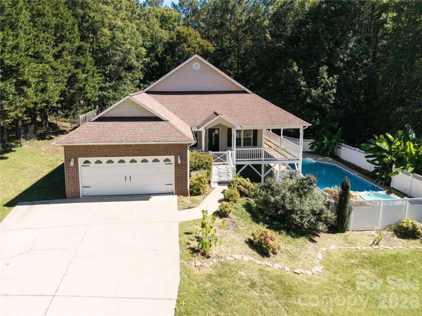 6391 Cathedral Drive, Hickory, NC 28601.  MLS# CAR4429217, YatesRealty ID 54645. 
