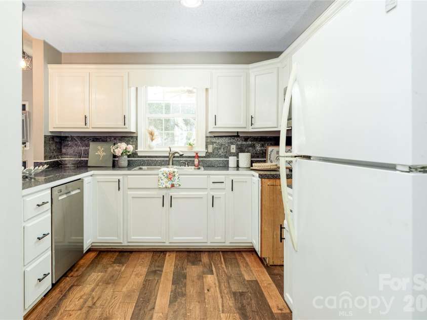 6391 Cathedral Drive, Hickory, NC 28601.  MLS# CAR4429217, YatesRealty ID 54645. Kitchen
