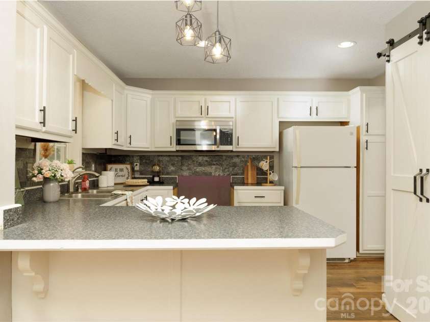 6391 Cathedral Drive, Hickory, NC 28601.  MLS# CAR4429217, YatesRealty ID 54645. Kitchen