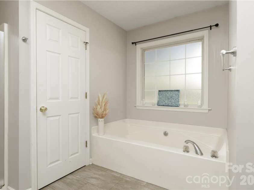 6391 Cathedral Drive, Hickory, NC 28601.  MLS# CAR4429217, YatesRealty ID 54645. Tub