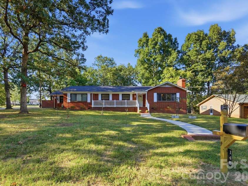 140 Piedmont Drive, Kannapolis, NC 28081.  MLS# CAR4428952, YatesRealty ID 54646. Large Front Yard