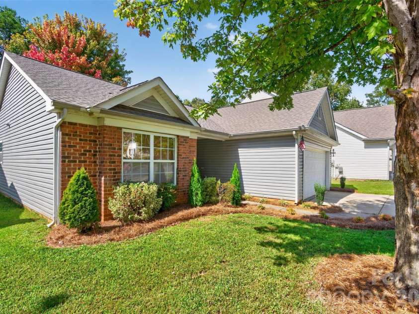 5327 Fernhill Drive, Charlotte, NC 28217.  MLS# CAR4429479, YatesRealty ID 54647. 