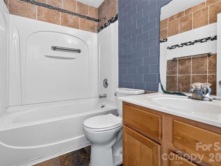 5327 Fernhill Drive, Charlotte, NC 28217.  MLS# CAR4429479, YatesRealty ID 54647. 