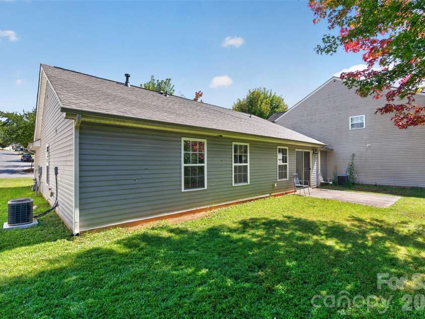 5327 Fernhill Drive, Charlotte, NC 28217.  MLS# CAR4429479, YatesRealty ID 54647. 
