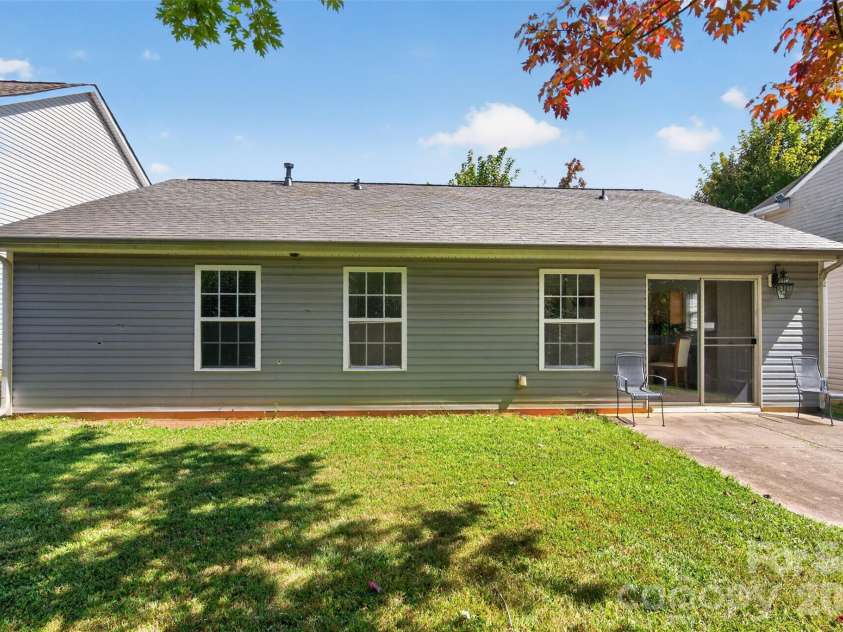 5327 Fernhill Drive, Charlotte, NC 28217.  MLS# CAR4429479, YatesRealty ID 54647. 