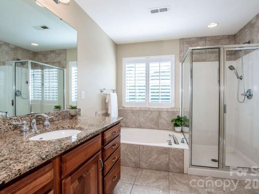 16908 Hampton Crossing Drive, Huntersville, NC 28078.  MLS# CAR4427172, YatesRealty ID 54652. En-Suite Primary Bathroom