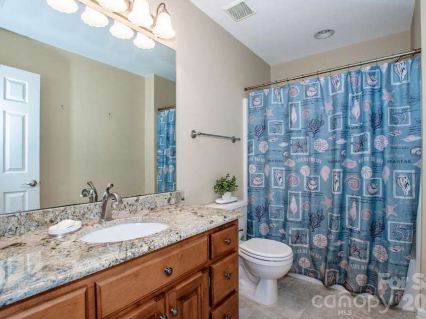 16908 Hampton Crossing Drive, Huntersville, NC 28078.  MLS# CAR4427172, YatesRealty ID 54652. Full Hall Bathroom